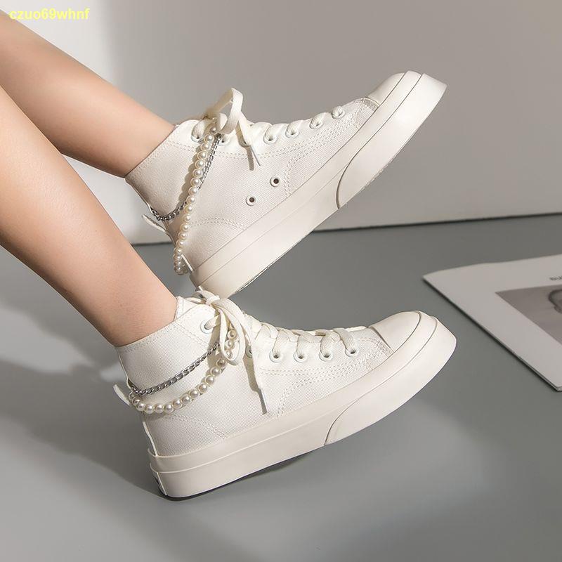 จัดส่งทันที-รองเท้าผ้าใบหุ้มข้อสูงของผู้หญิงใหม่เดิมทุกการแข่งขันออกแบบมุกโซ่ย้อนยุคสีขาวรองเท้า