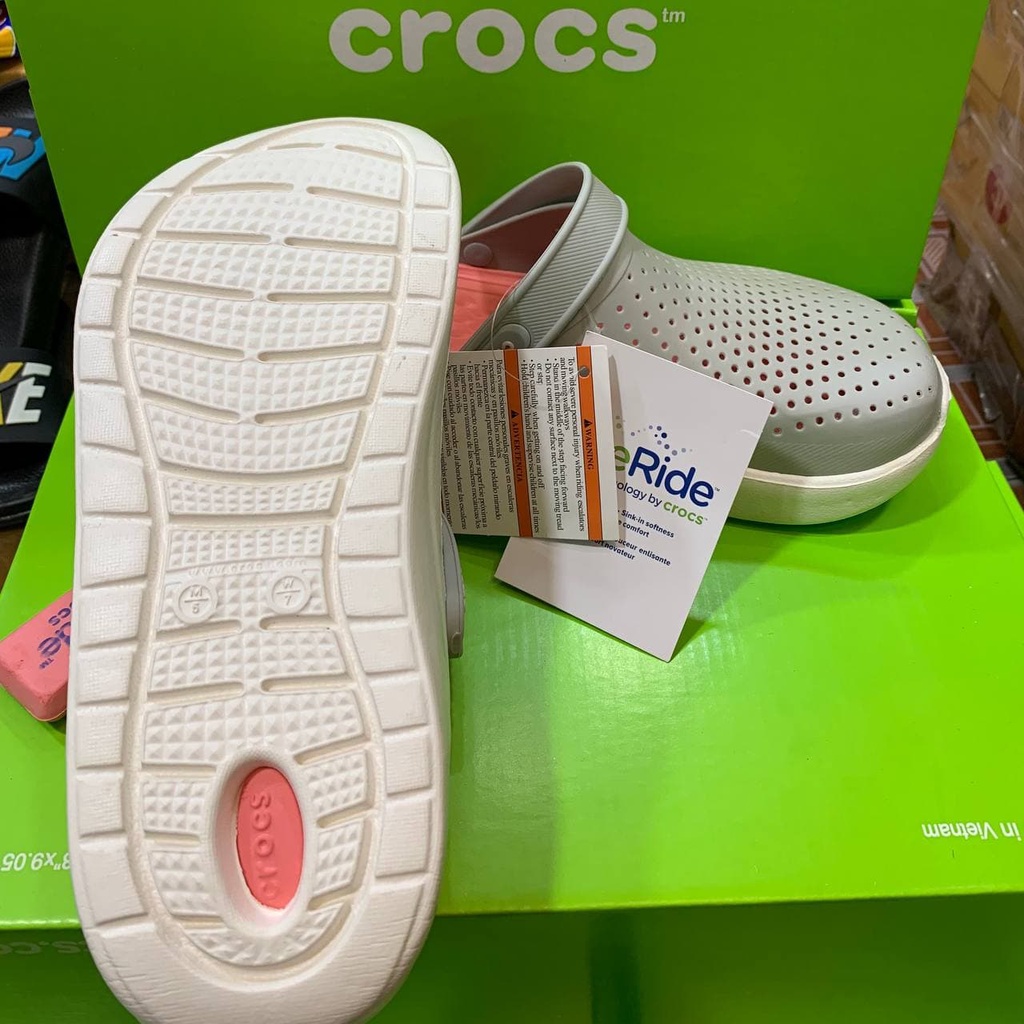 ภาพสินค้ารองเท้าแตะcrocs ใส่สบาย รองเท้าเพื่อสุขภาพ ใส่เบาสบาย จากร้าน apiwat0902 บน Shopee ภาพที่ 1