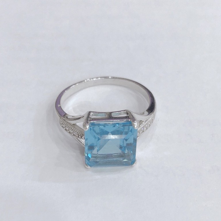 แหวนพลอยโทแพซสีฟ้าสด-swiss-blue-topaz-ตัวเรือนเงินแท้-92-5-na427sbt