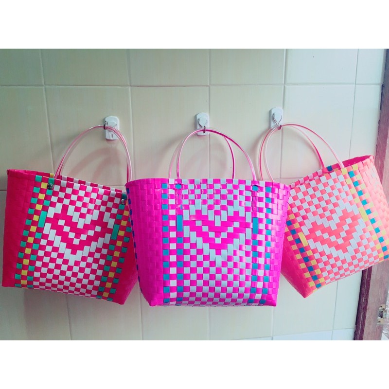 กระเป๋าสานพลาสติก-รูปหัวใจ-ตรงกลาง-สีสดใส