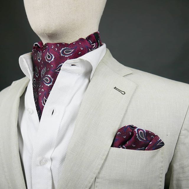 ภาพหน้าปกสินค้าเซ็ทคราวาท+ผ้าเช็ดหน้าสูทแดงเบอร์กันดี- Burgundy Paisley Cravat/Ascot Set