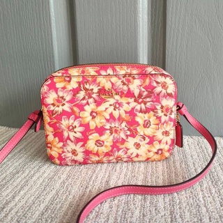 🎀 (สด-ผ่อน) ครอสบอดี้ สีชมพูลายดอก ทรงกล่อง COACH 3572 MINI CAMERA BAG WITH VINTAGE DAISY SCRIPT PRINT