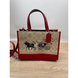 (ผ่อน0%) กระเป๋าสะพายข้าง Coach Carryall In Signature C2181 สีแดง ลายซี ลายรถม้า