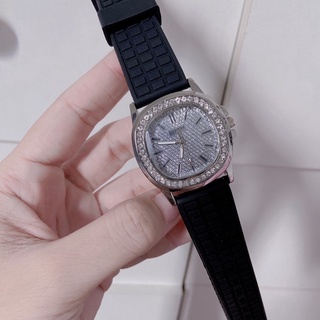 ภาพขนาดย่อของภาพหน้าปกสินค้านาฬิกาข้อมือผู้หญิง สไตล์ปาเต๊ะ genevaแท้ ขอบเพชร หน้าเพชรสายซิลิโคน ไฮโซหรูหรา มีรับประกัน พร้อมส่งจากไทย จากร้าน mmmm_happy บน Shopee