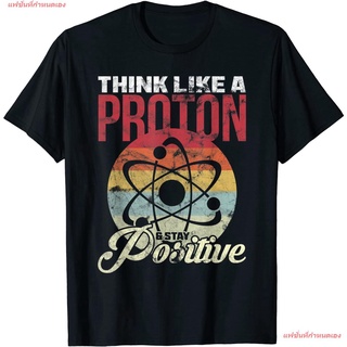เสื้อยืดโอเวอร์ไซส์แฟชั่นที่กำหนดเอง Think Like A Proton And Stay Positive Science Gift T-Shirt ผู้ชาย เสื้อยืด สกรีน ลา