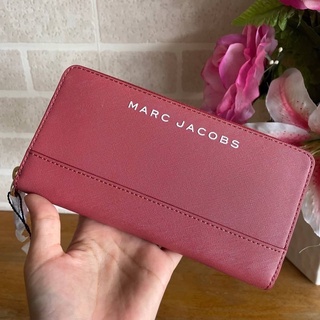 🎀 (สด-ผ่อน) กระเป๋าสตางค์ ซิปรอบ สีแดง MARC JACOBS Branded Saffiano Standard Continental Wallet