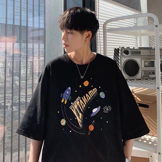 [ขนาด S-8XL]ฮ่องกงแฟชั่นแบรนด์บุคลิกภาพการพิมพ์แขนห้าจุดผู้ชายและผู้หญิงเวอร์ชั่นเกาหลีของแนวโน้มหลวมคอกลมครึ่งแขนแฟชั่นแบรนด์ ins สไตล์ฮ่องกงหลวมครึ่งแขน