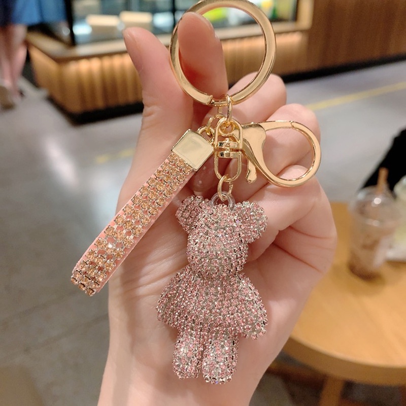 ภาพหน้าปกสินค้าเพชรหมีน้อยพวงกุญแจ ความคิดสร้างสรรค์จี้กุญแจรถ เครื่องประดับกระเป๋า Keychains with diamond จากร้าน allenwu.th บน Shopee