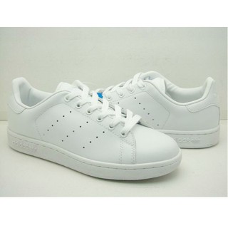 Adidas Stan Smith เป็นรองเท้ากีฬาลำลองสำหรับบุรุษและสตรีสีขาว