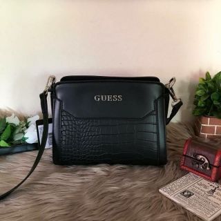 พร้อมส่ง กระเป๋า GUESS Croc effect shoulder Bag ราคาส่ง