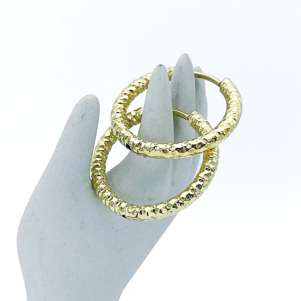 byyum-handmade-products-in-korea-surgical-ring-earrings-with-cut-design