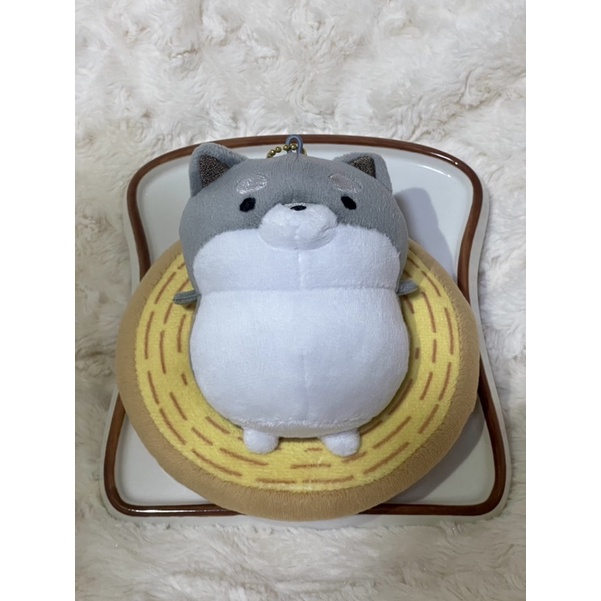 พวงกุญแจชิบะนอนพุงกางบนขนม-tarushiba-laying-on-baumkuchen-ป้าย-taito