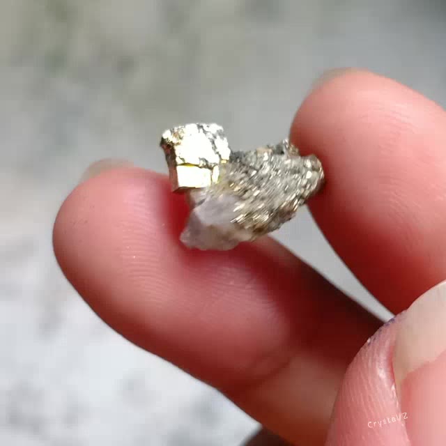 pyrite-with-quartz-ไพไรต์-ควอตซ์-เพชรหน้าทั่ง-ทองคนโง่-หินธรรมชาติ-หินสะสม
