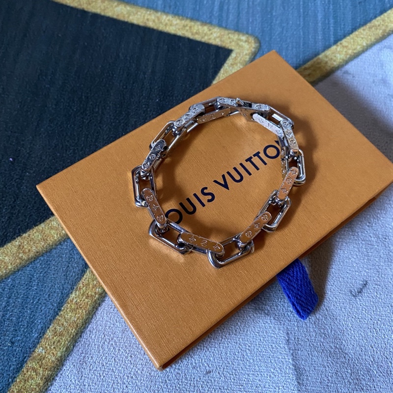 louis-vuitton-bracelet-logo