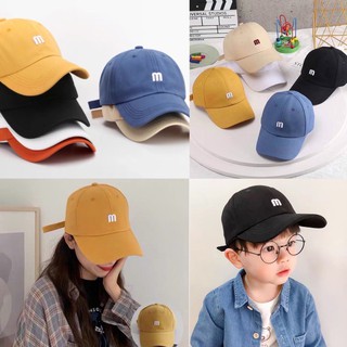 สินค้า หมวกแก๊ปแบบใหม่รูปตัว M สีพื้น  ใส่ได้ทั้งหญิงและชาย ใส่คู่พ่อแม่ลูก