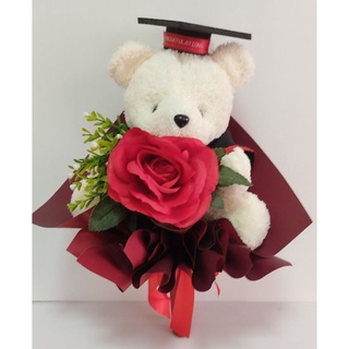ช่อดอกไม้รับปริญา ตุ๊กตารับปริญญา   ช่อตุ๊กตาหมีรับปริญญา ช่อดอกไม้ ของขวัญ ขนาด กว้าง 28 ซม. สูง 37 ซม. (กุหลาบแดง)