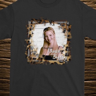 เสื้อยืดโอเวอร์ไซส์ใหม่ เสื้อยืด พิมพ์ลาย Phoebe Buffay Lisa Kudrow Friends Tv Show Leopard Day สําหรับผู้ชาย012726 Chcd