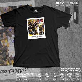 เลอบรอน เจมส์ "ถูกเจมส์บล็อก!" เสื้อโพลารอยด์ซีรีส์คอกลมโดยฮีโร่| ความคิด .bF