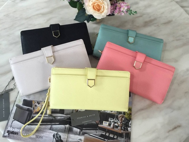 charles-amp-keith-wallet-outlet-สีครีม