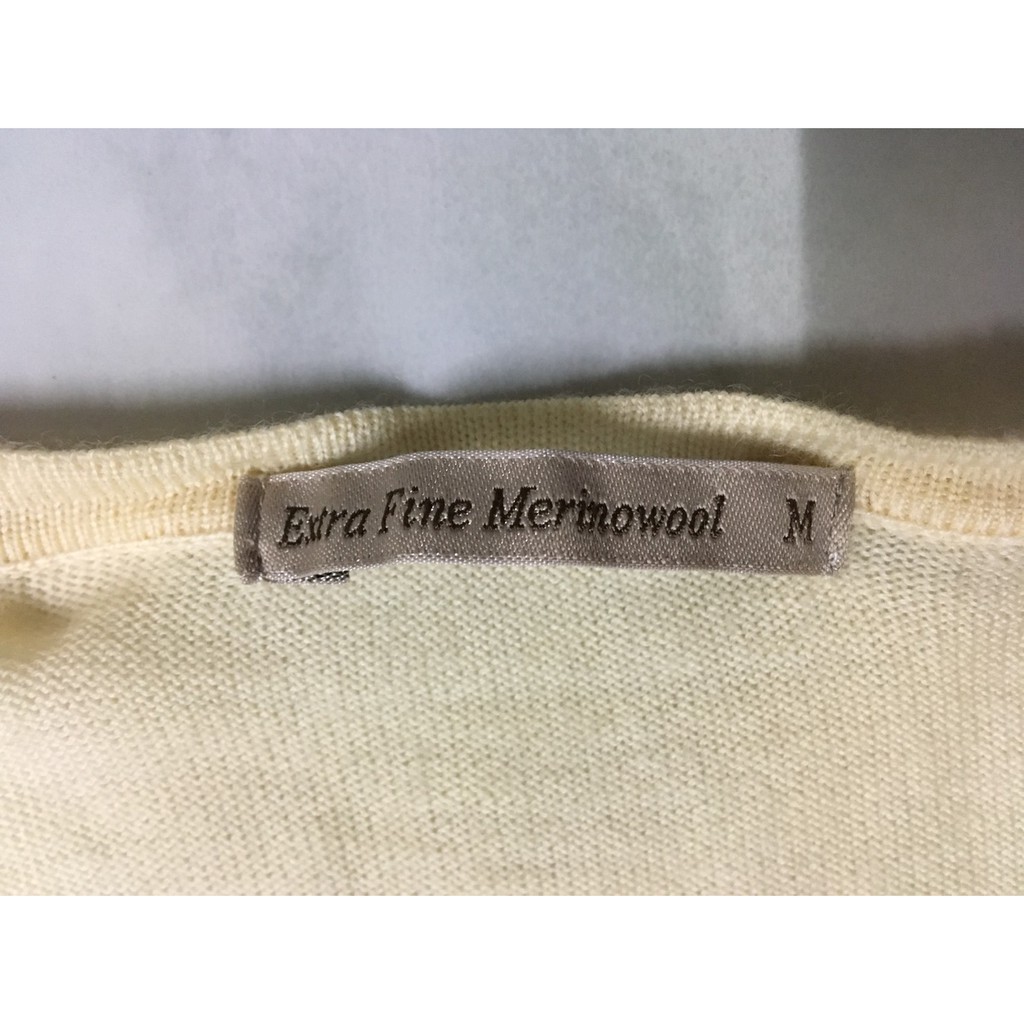 เสื้อuniqlo-m-คอวี-extra-fine-merino-wool-มือ2-ผู้หญิง-สีครีม