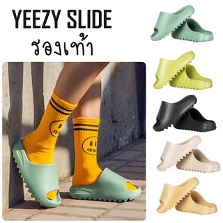 【บางกอกสปอต】Yeezy รองเท้าแตะผู้ชายฤดูร้อนกลางแจ้งที่มีคุณภาพสูงรองเท้า INS รองเท้าชายหาดคู่รักที่นิยมในโลกออนไลน์