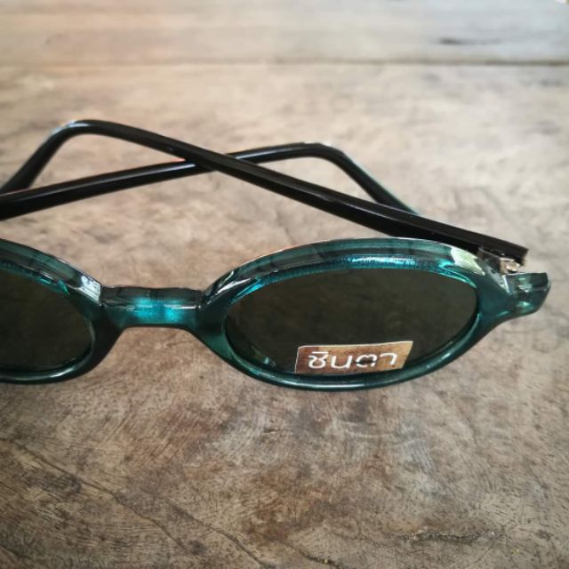 แว่นกันแดดวินเทจ-เก่าเก็บยุค-90s-oval-frame-green-กรอบเขียว-ทรงรีมน-เลนส์ดำ-หายากและไม่มีผลิตอีกแล้ว-นำเสนอโดยร้านชินตา