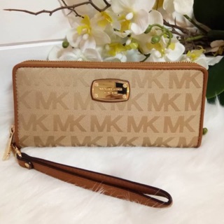 Michael kors สีน้ำตาล ใบยาว มีช่องใส่บัตรเยอะ พร้อมส่งค่ะ