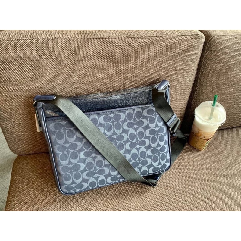 oach-c5291-thompson-in-signature-jacquard-with-varsity-stripee-bag