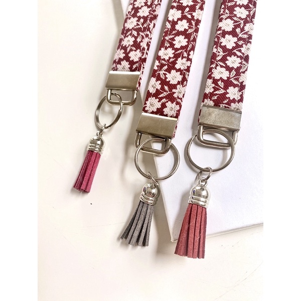 พวงกุญแจ-พวงกุญแจคล้องมือ-key-fobs-handmade-red-blossom