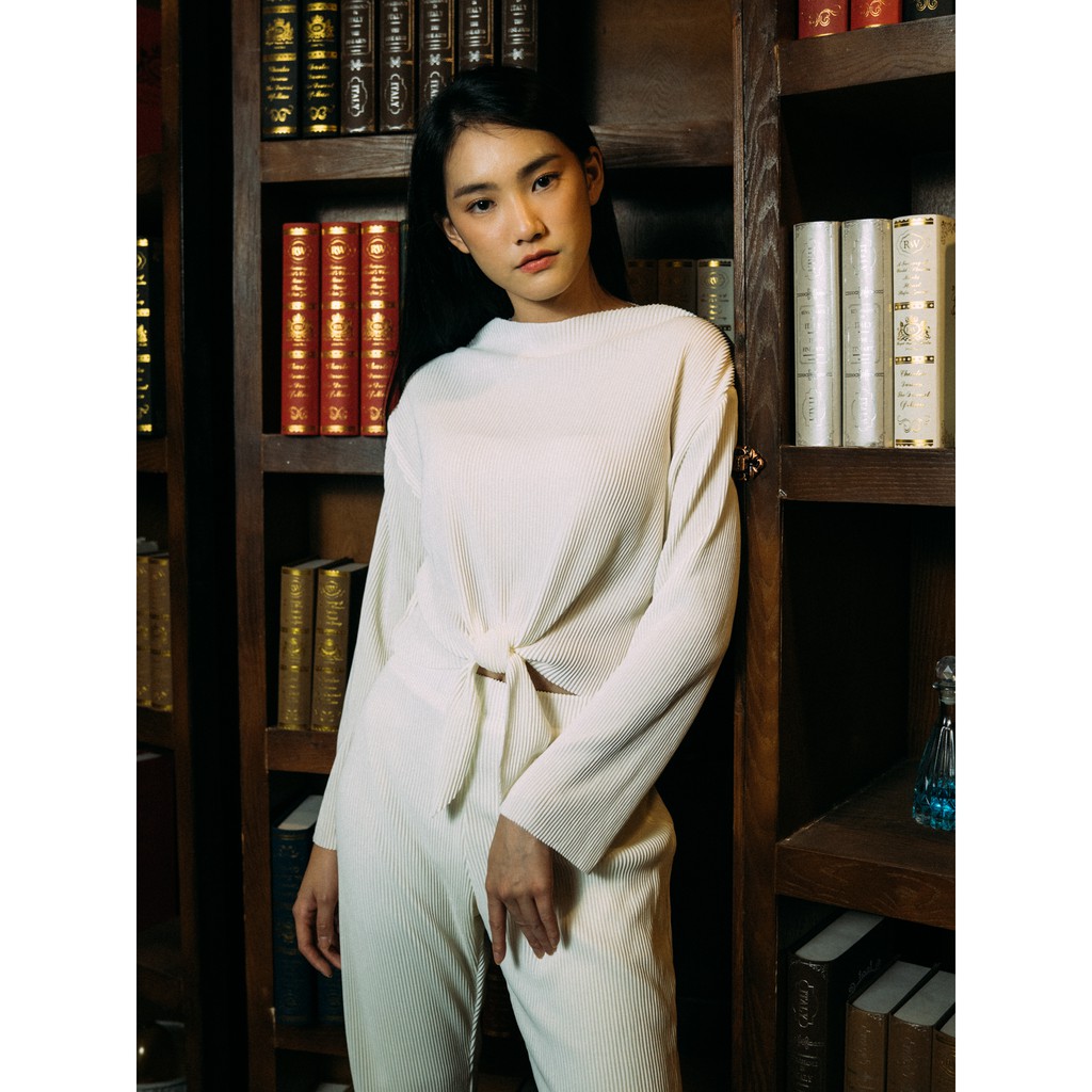 white-pleat-crop-top-with-knot-เสื้อครอปอัดพลีท-สีขาว