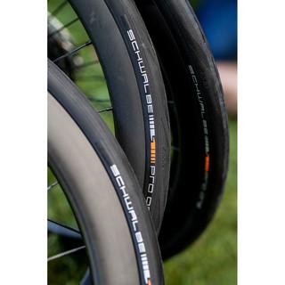 ภาพหน้าปกสินค้าSchwalbe Pro One 2021 ยางนอกเสือหมอบ  สีดำ น้ำหนักเบา ที่เกี่ยวข้อง