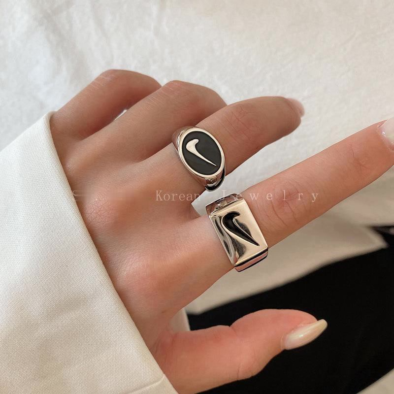ภาพหน้าปกสินค้าแหวน เหล็กไทเทเนียม สไตล์เกาหลี ฮิปฮอป แหวนคู่ สำหรับผู้ชายและผู้หญิง