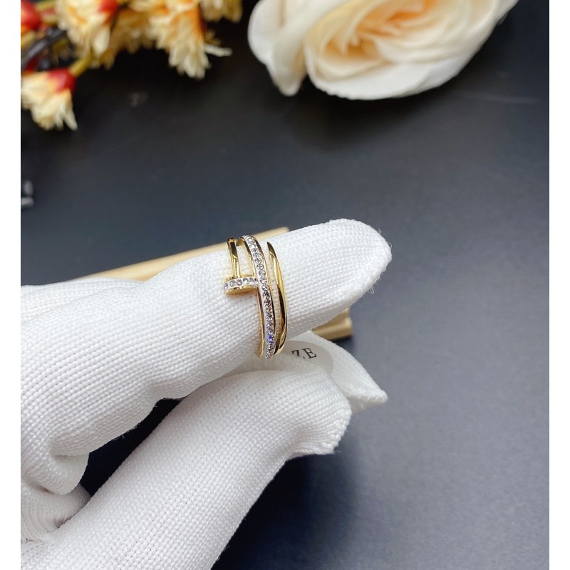 ภาพหน้าปกสินค้าแหวนเพชร เครื่องประดับ งานแหวนลายตะปูสองลอบงานเพชร แหวน แหวนแฟชั่น