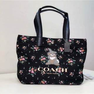 Coach DISNEY X COACH TOTE WITH ROSE BOUQUET PRINT AND THUMPER (COACH 91116)
SV/MIDNIGHT MULTI