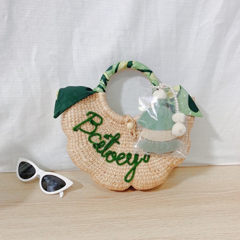 flower-bag-โทนสีเขียว-กระเป๋าสานทรงดอกไม้-แต่งพู่-ผ้าพัน-ติดชื่อไม่จำกัดอักษร