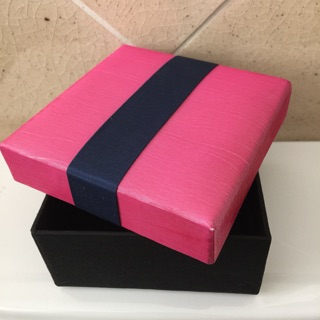 กล่องผ้า กล่องเครื่องประดับ เป็นกล่องอเนกประสงค์ สีชมพู ดำ  สไตล์ผ้าไหม มือ 1 ของใหม่ ทรงสี่เหมี่ยมจัตุรัส