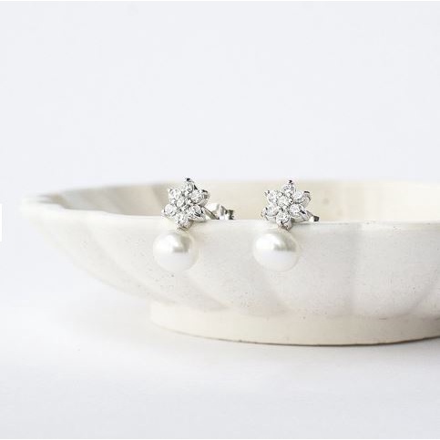 bling-bijoux-ต่างหูเงินแท้-925-แบบก้าน-รูปดอกไม้ตกแต่งด้วยเพชร-cz-และ-freshwater-pearls-ไข่มุกน้ำจืดธรรมชาติสีขาว