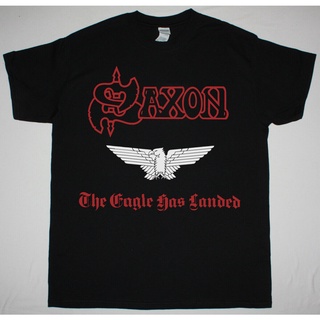 tshirtเสื้อยืดคอกลมฤดูร้อนเสื้อยืด พิมพ์ลาย Saxon The Eagle Has Landed 1982 สีดํา สําหรับผู้ชายSto4XL