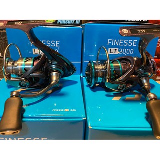 รอก Daiwa Finesse LT รอก Daiwa ไฟเนส สีม่วงเหลือบออกไปทางสีของเเมงทับ