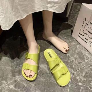 ภาพหน้าปกสินค้ารองเท้าแตะลำลอง รองเท้าแฟชั่นผู้หญิง แบบสวม สไตล์เกาหลี มีไซส์ตั้งแต่ 36-41 มี5สีให้เลือก รุ่น2027 ที่เกี่ยวข้อง