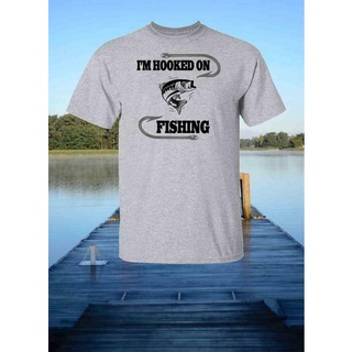 เสื้อยืดวินเทจเสื้อยืดผ้าฝ้าย 100% ระบายอากาศ พิมพ์ลาย Im Hooked On Fishing Sport สําหรับผู้ชายS-4XL