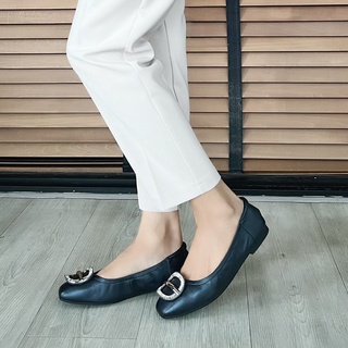 ภาพหน้าปกสินค้ารองเท้าหนังแกะ ICONIQ รุ่น Judy Comfy Wide Feet with Crystal in Black ที่เกี่ยวข้อง