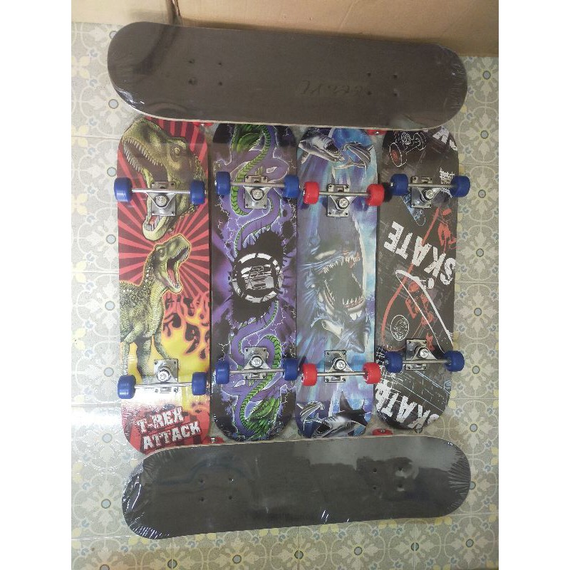 ภาพหน้าปกสินค้าสเก็ตบอร์ด Skateboard กระดาษทราย ขนาด80*20cm.( เลือกลายได้) ราคาถูกสุด จากร้าน jy499 บน Shopee