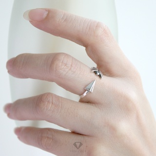 แหวนลูกศร Arrow Ring แบบหัวจรดหางศร ตัวเรือนรมดำชักเงา (R100)