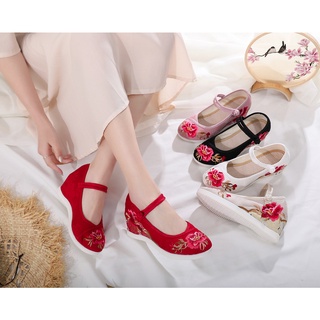 ภาพหน้าปกสินค้า💘 พร้อมส่งจ้า 💘 รองเท้าผู้หญิง รองเท้าสตรี รองเท้ารัดส้นผู้หญิง รองเท้าจีนใส่กับกี่เพ้า งานปักดอกไม้ น่ารักมากค่ะ ที่เกี่ยวข้อง