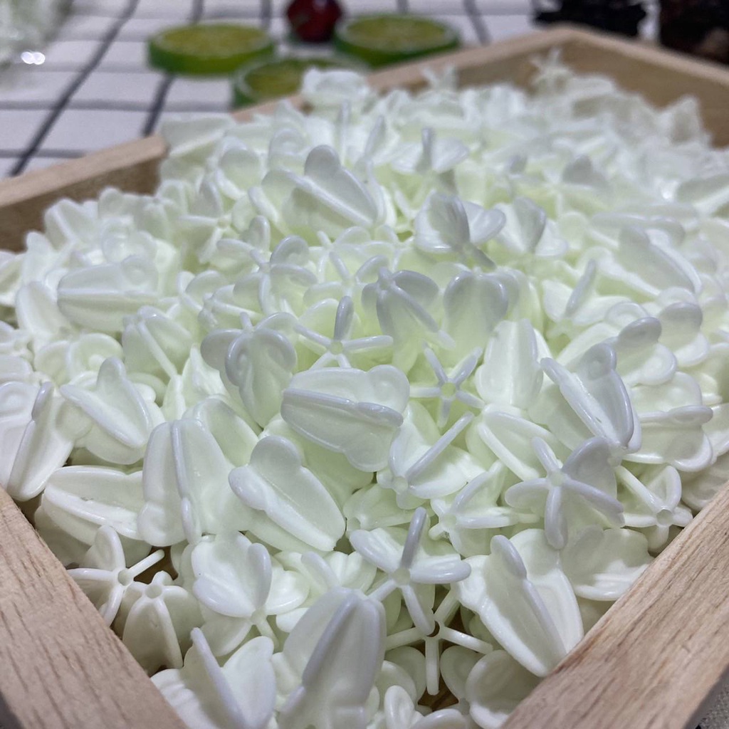 ดอกรักดอกรักปลอมดอกรักพลาสติก-สีขาวอมเขียว-พลาสติกเกรดพรีเมี่ยมคุณภาพดีรับรองรูไม่ตันคะ-ราคาขายส่ง-1ถุงมี1570ดอก