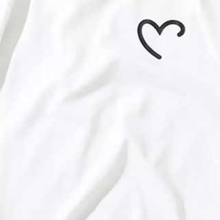 ภาพขนาดย่อของภาพหน้าปกสินค้าเสื้อยืดลายหัวใจ มีสีดำและสีขาว จากร้าน kittiyalingkkklll บน Shopee ภาพที่ 2