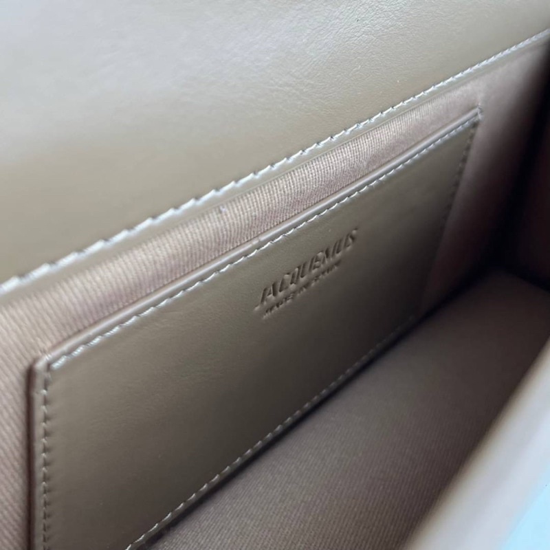กระเป๋าแบรนด์เนม-กระเป๋าสะพายข้าง-jacquemus-le-bambinov-leather