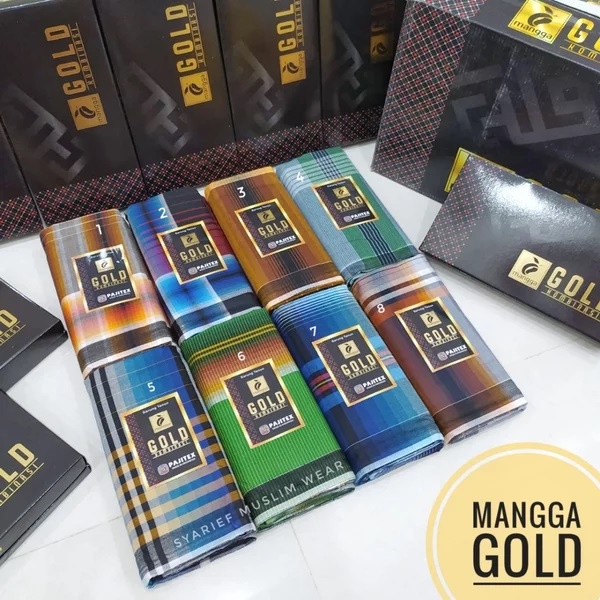 ภาพหน้าปกสินค้าผ้าโสร่งชาย ผ้านุ่ง "Mangga" รุ่น Gold Kombinasi ผ้านุ่มไม่ลื่น เย็บแล้วพร้อมกล่อง จากร้าน adikberadik2 บน Shopee