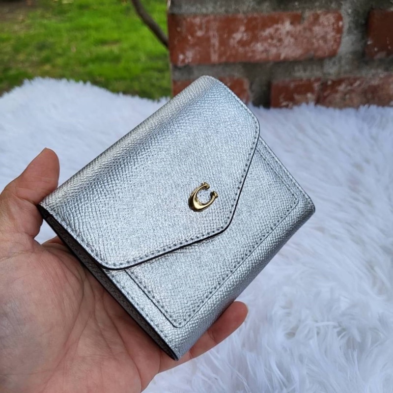 กระเป๋าสตางค์-สีเงิน-3-พับ-coach-wyn-soft-leather-wallet-c7181-soft-gold-metallic-slim-small-trifold